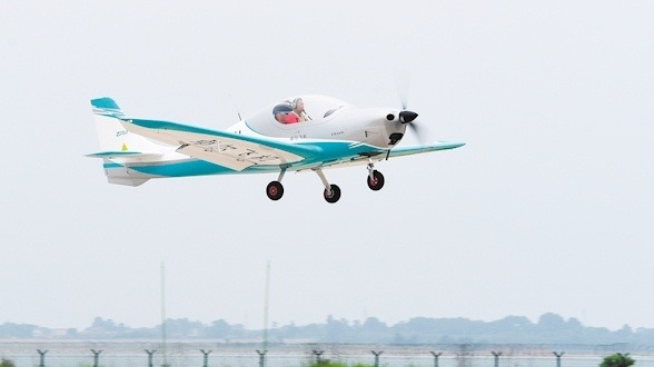 湖北首款全碳纤维复合材料轻型飞机首飞成功
