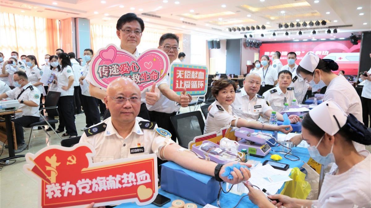 武汉“急救人”急人所急 挽臂献血保淡季所需