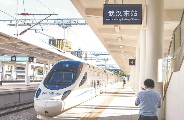 武漢東站開通首日送客約2000人
