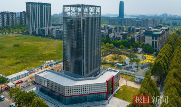 武漢最高“玻璃”停車場亮相光谷
