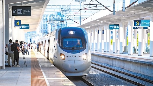 武漢東站開出首趟列車