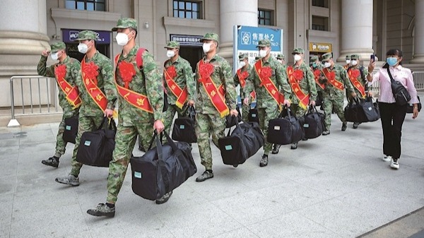 800多名預定新兵在漢啟程赴軍營