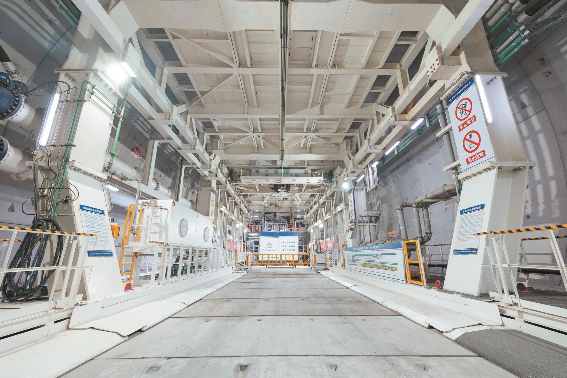 武漢“和平號”盾構機穿越京廣鐵路