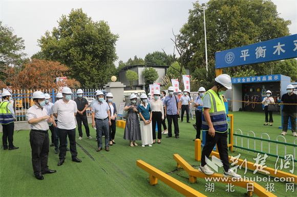 参观东湖城建集团安全应急科普基地_副本.jpg