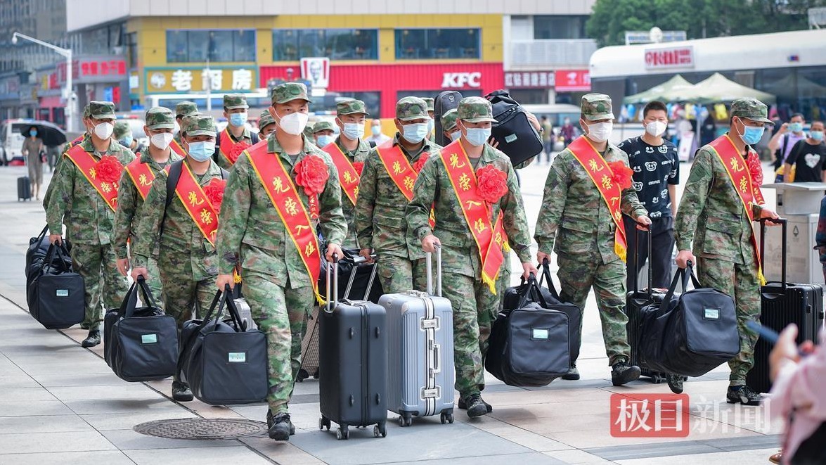 800多名预定新兵在汉启程奔赴军营
