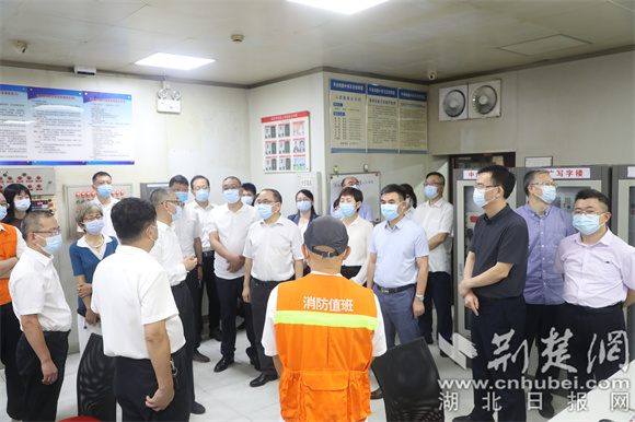 实地视察中南商业大楼消防监控室_副本.jpg