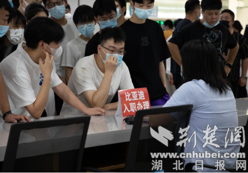 湖北襄阳：强服务出实招保驾护航企业用工