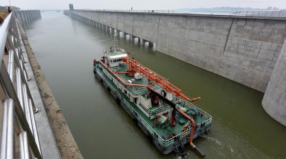 漢江中下游最大船閘完成首次試船通航