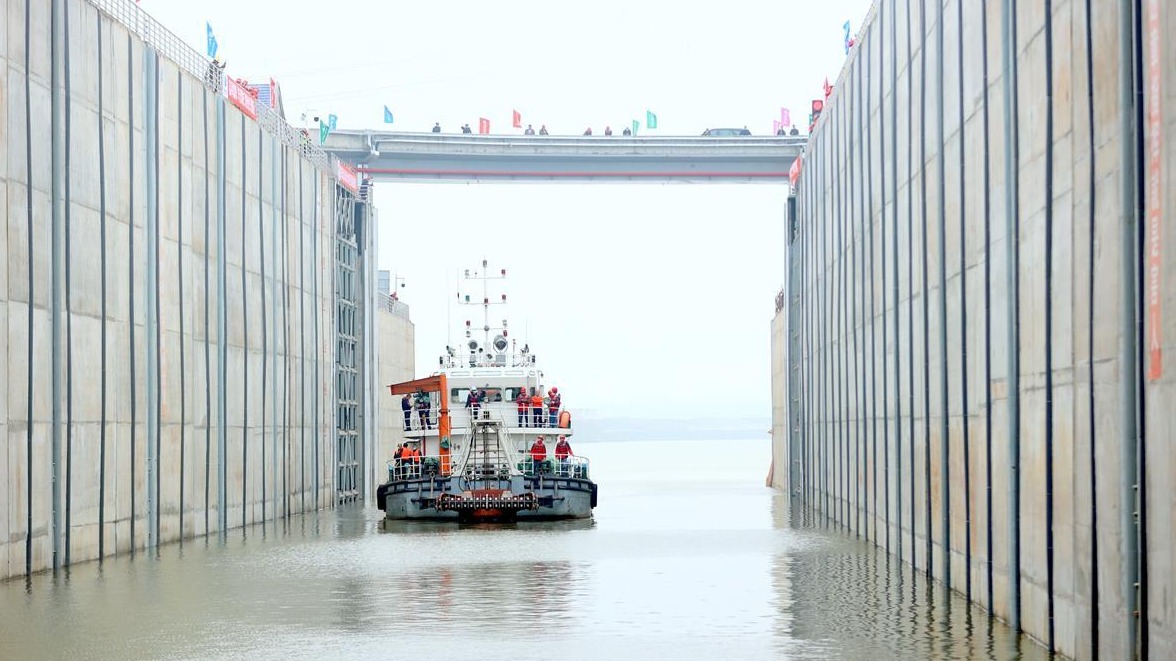 漢江中下游最大船閘首次試船通航