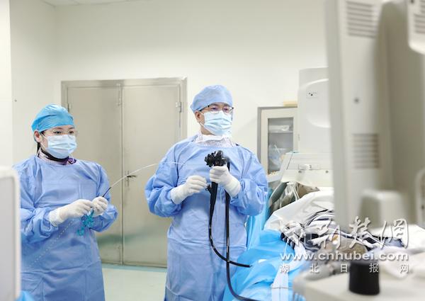 廖宇圣主任医师在进行经内镜逆行胰胆管造影（ERCP）下取石术.jpg
