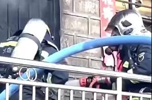 火災中武警消防聯手救出被困小孩