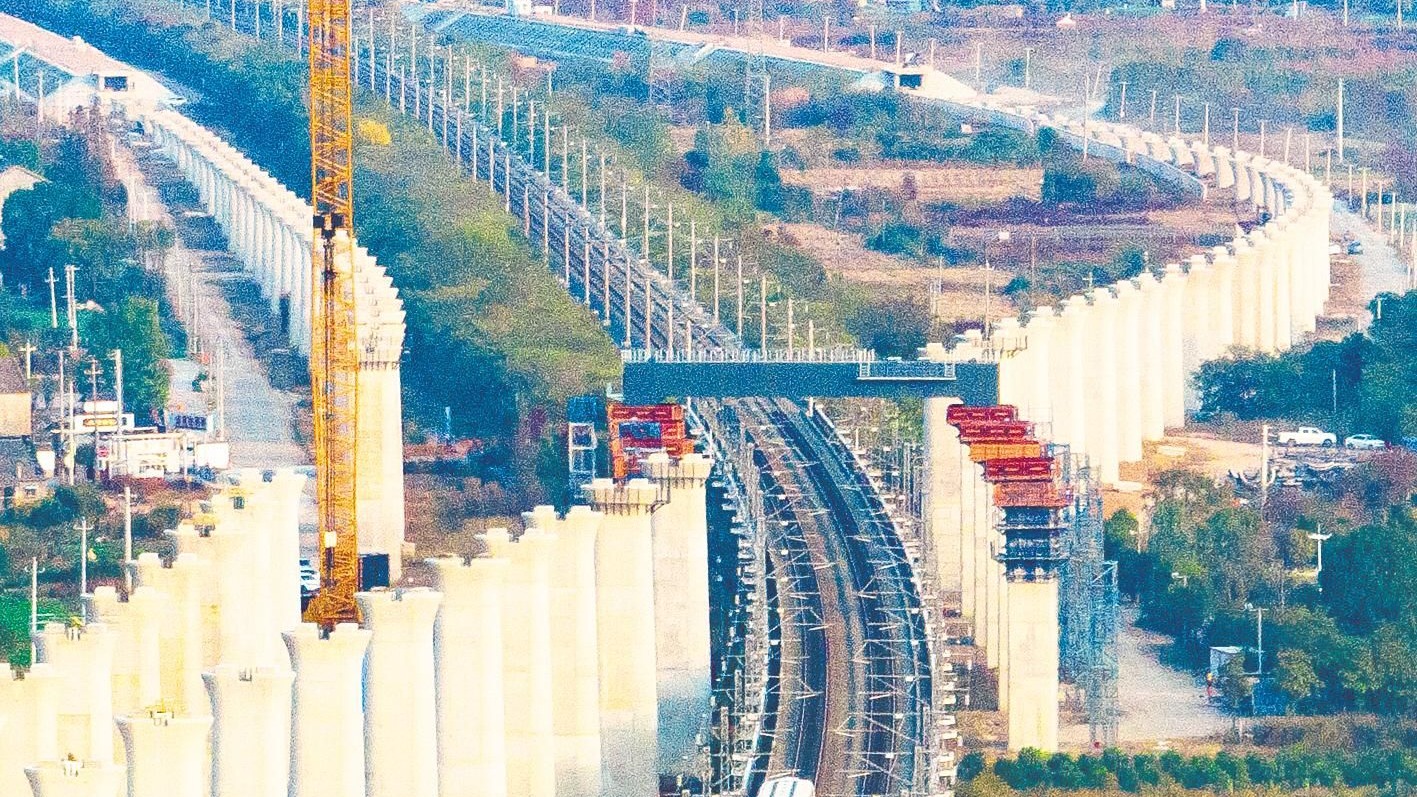 荆荆铁路跨汉宜铁路首榀门式墩钢盖梁吊装完成