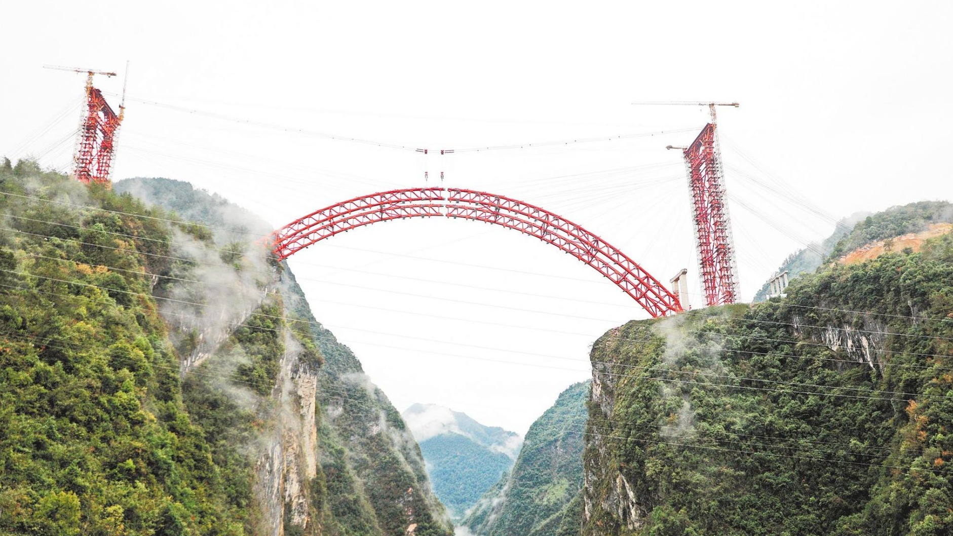 宜来高速鹤峰东段 溇水河特大桥钢拱合龙