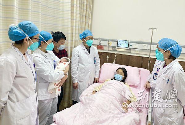 在母婴同室病房产科医护团队查房.jpg.jpg