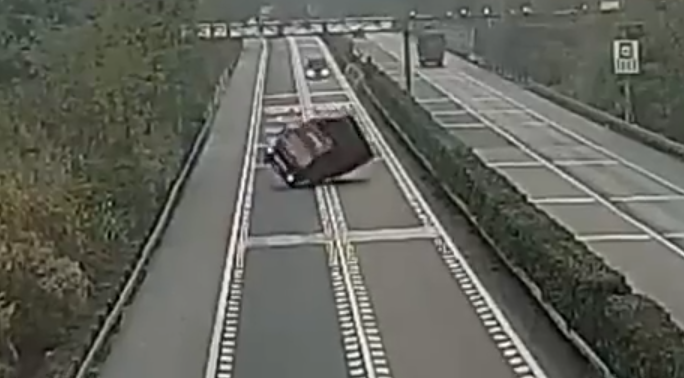 貨車嚴重超載 高速路上失控側翻