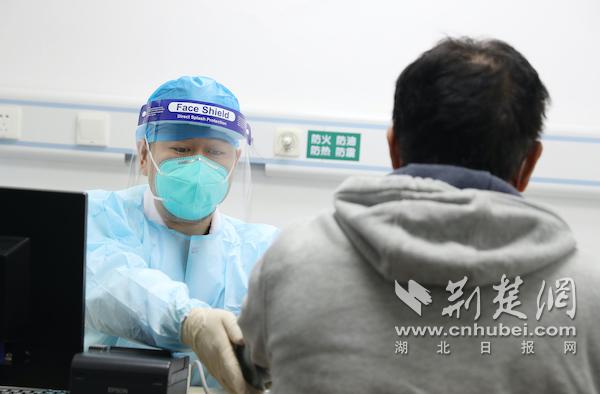 医生耐心询问患者病情.jpg