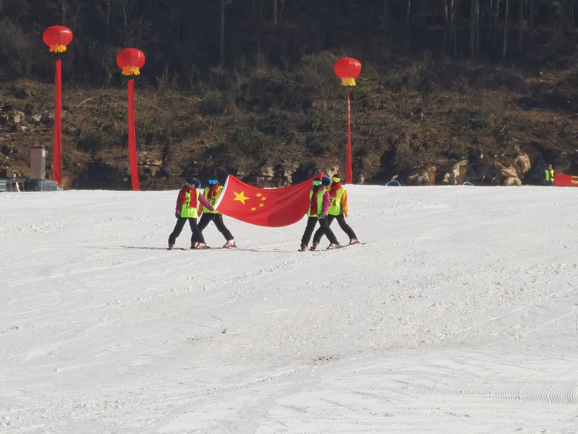 开板仪式现场，国旗方阵为游客们带来精彩首秀。通讯员供图.JPG.JPG