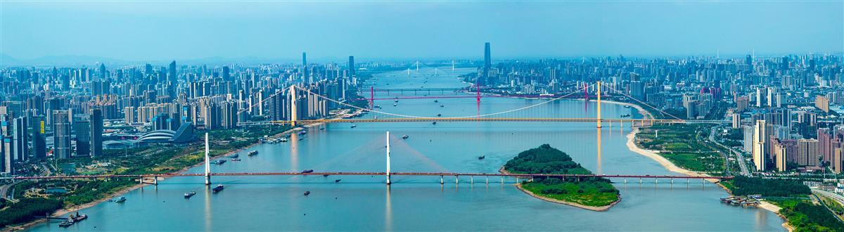 英雄城市迸发奋力向上澎湃动能