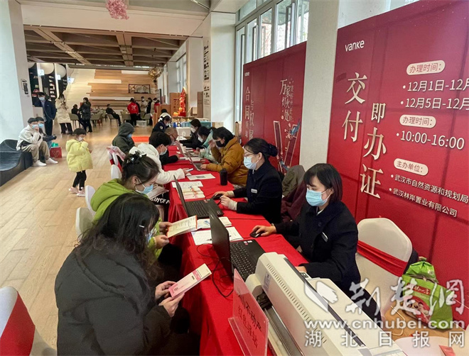 “办证团”进小区，交房即发证（朱佩佩）.jpg
