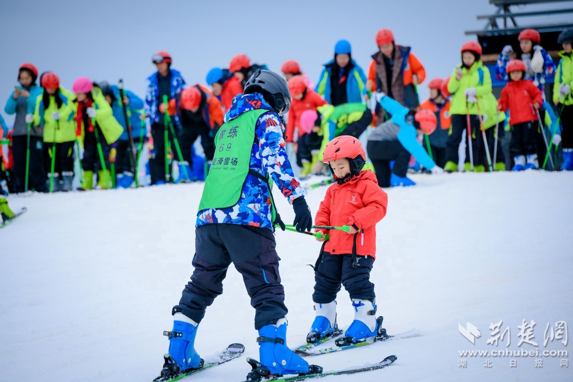 谈球吧体育宜昌百里荒滑雪场今日开板迎接新雪季(图6)