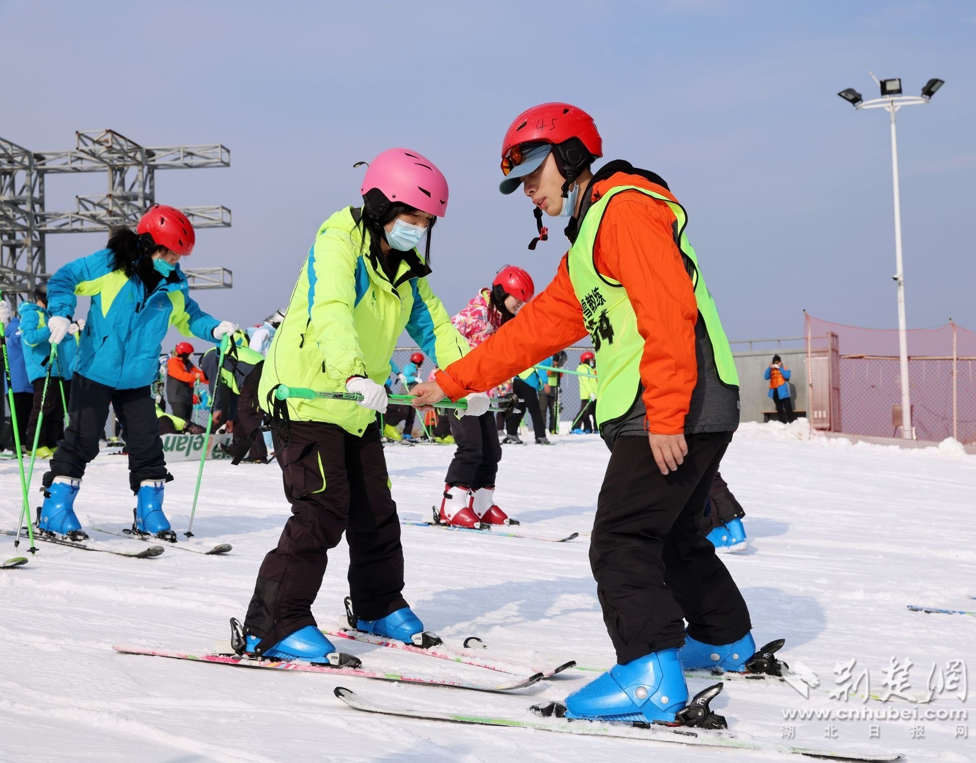 谈球吧体育宜昌百里荒滑雪场今日开板迎接新雪季(图5)