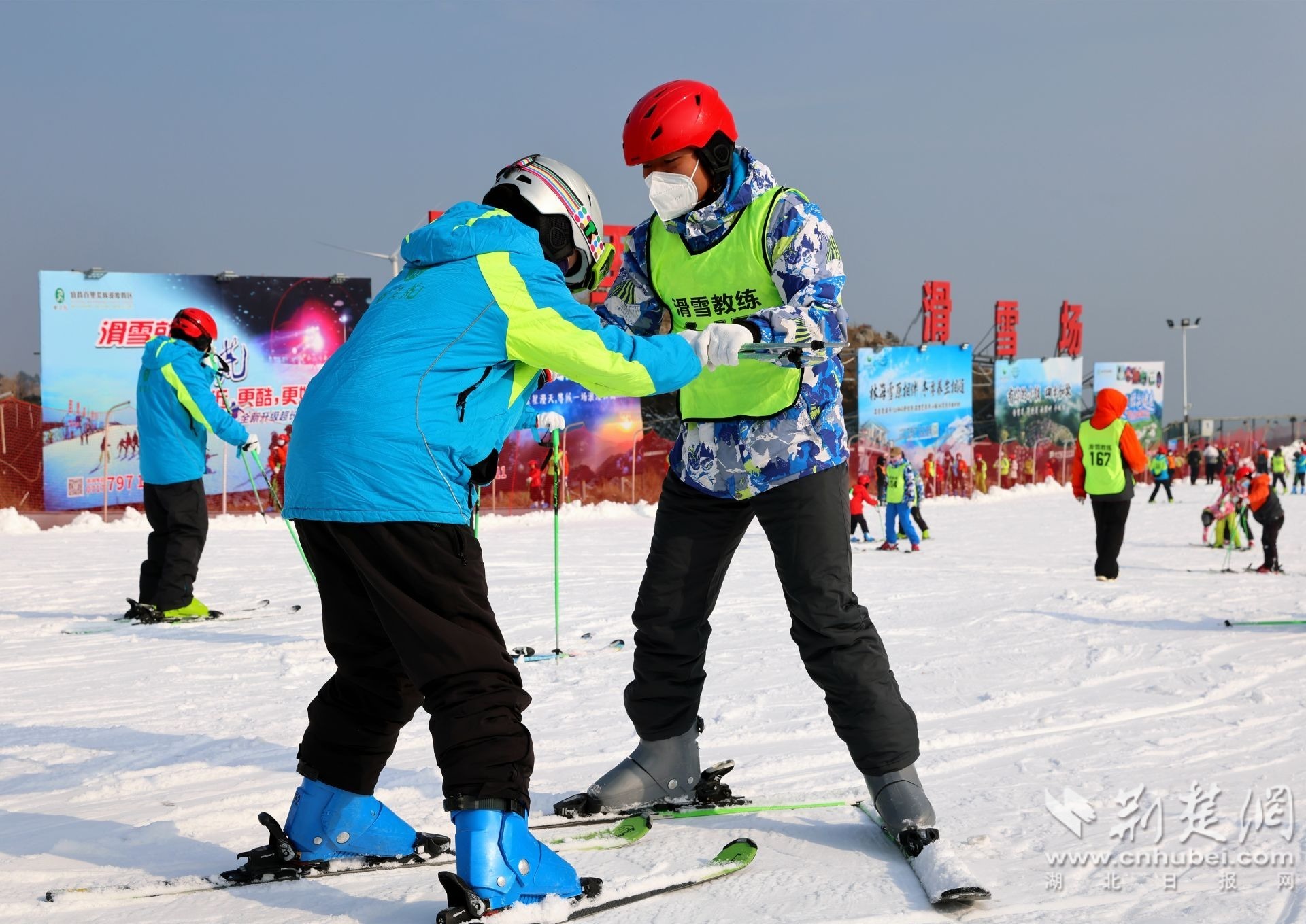 谈球吧体育宜昌百里荒滑雪场今日开板迎接新雪季(图1)