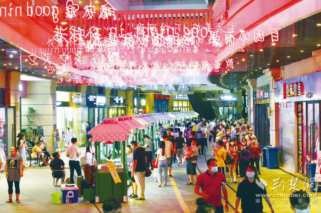 “伍家夜宴”三峡环球港文化夜市·九歌里开街。通讯员供图（往年）.png.png