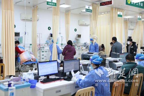 武汉市中心医院后湖院区急诊科抢救室内医护人员忙不停歇.jpg