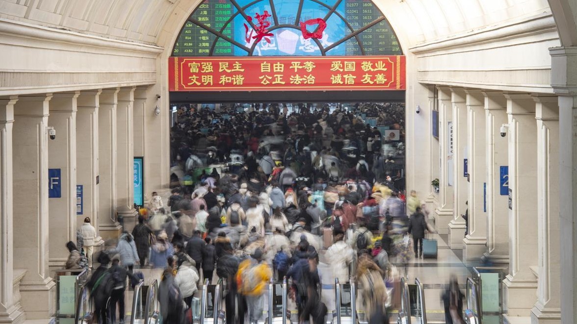 汉口火车站迎来春运返程客流高峰