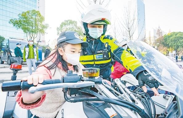 武汉警营开放日吸引数千市民参观