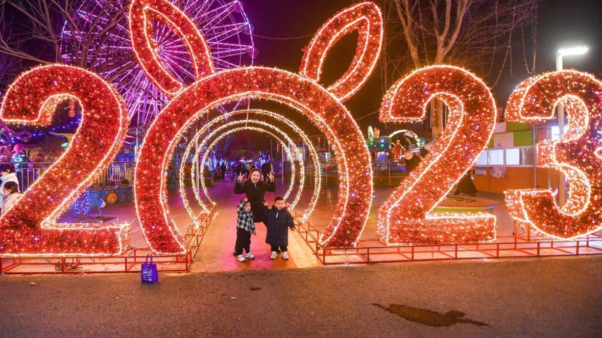 武漢和平公園新春游園燈會吸引眾多游客
