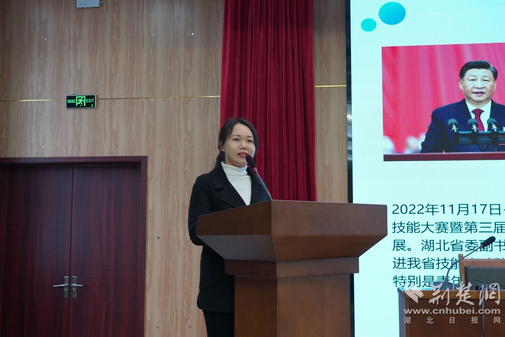 湖北安琪生物集团人力资源部资深高级主管张雪娇就生物医药行业技能人才薪酬分配案例进行了现场分享。李姝羲 摄.JPG.JPG