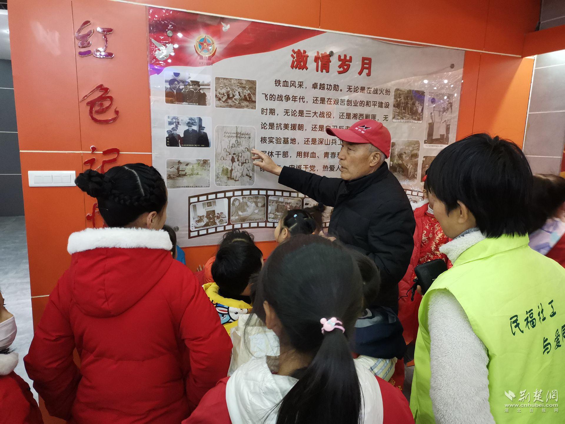 襄陽(yáng)市軍休四所軍休干部第一黨支部書(shū)記劉啟軒帶領(lǐng)小朋友、學(xué)生家長(zhǎng)、志愿者參觀陳列室.jpg.jpg