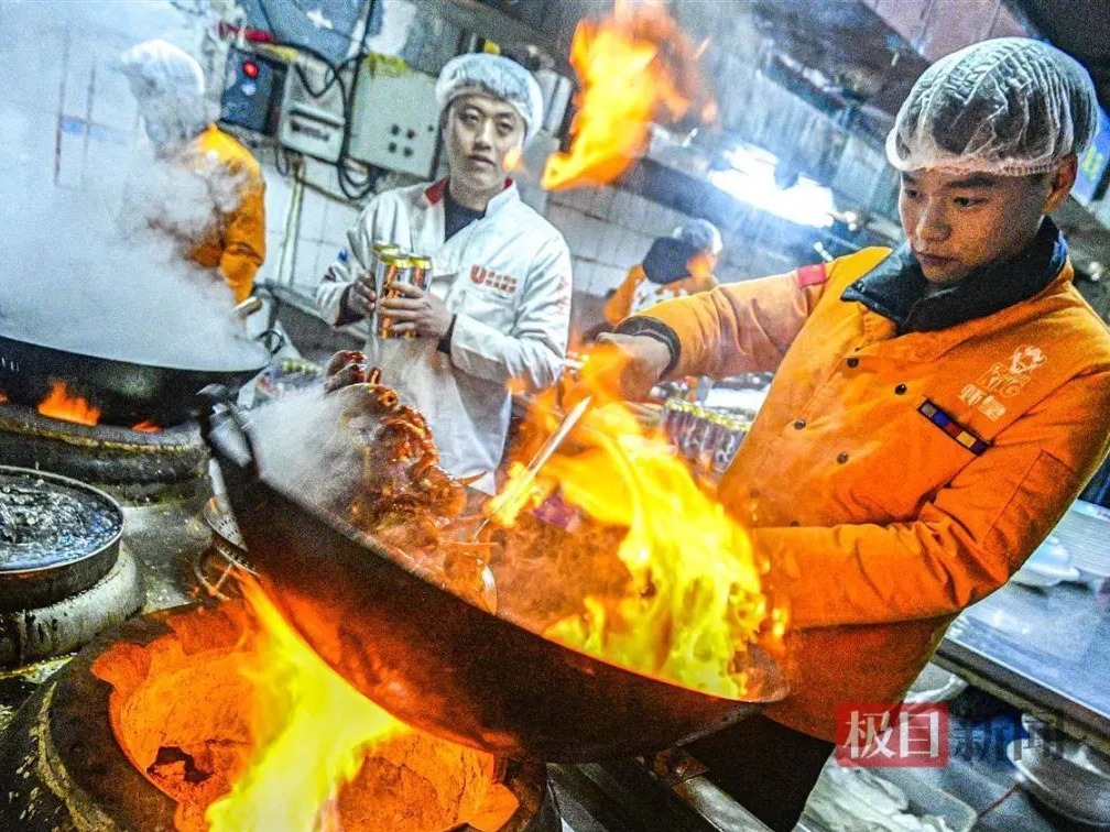 春天的第一鍋油燜蝦來了，是不是正經的新產小龍蝦？
