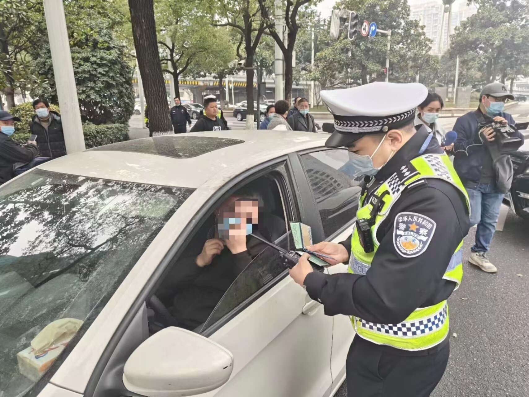 江城交警嚴查開車打手機    分心駕駛罰款50元記3分