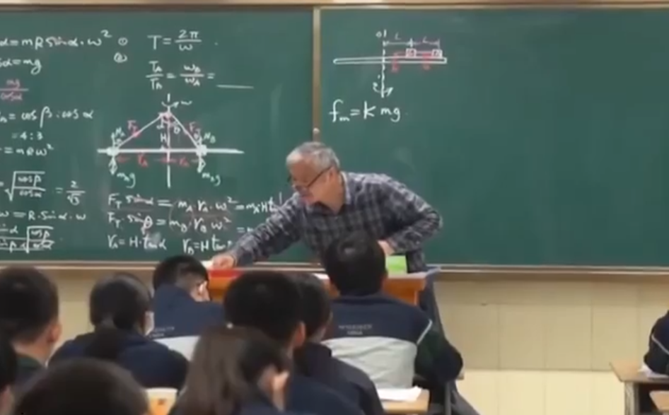 物理老师任教40年 手写400万字教案