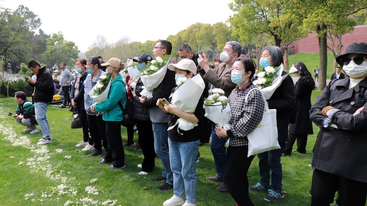 石门峰举办第八届生态环保葬活动