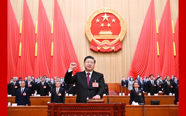 新當選的國家主席、中央軍委主席習近平進行憲法宣誓