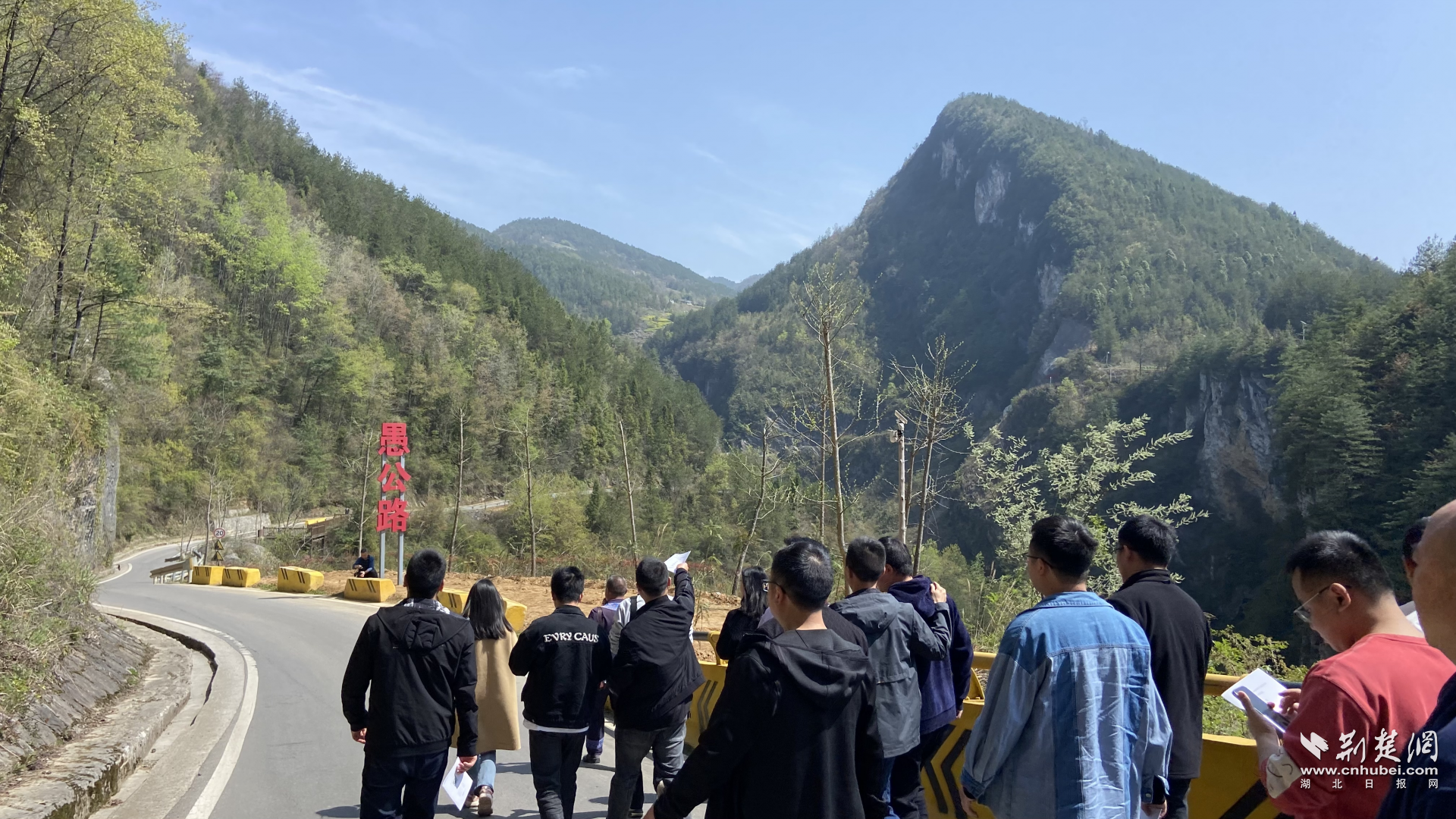 庚红植绿 铸魂赋能 恩施州委校主体班开展现场教学开云 开云体育官网(图2)