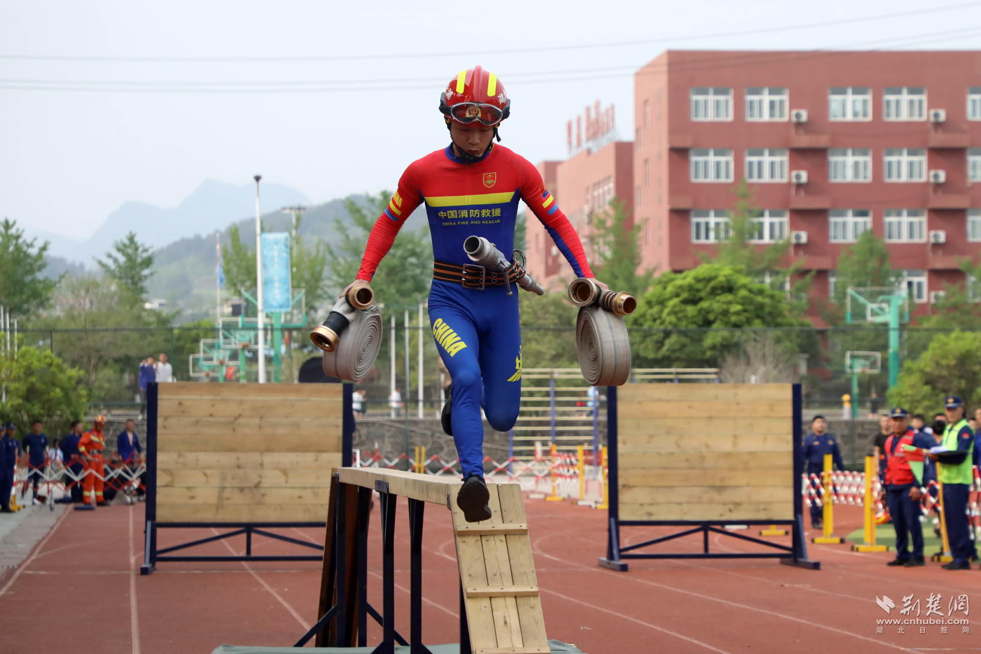 100米消防障碍比赛.png.png