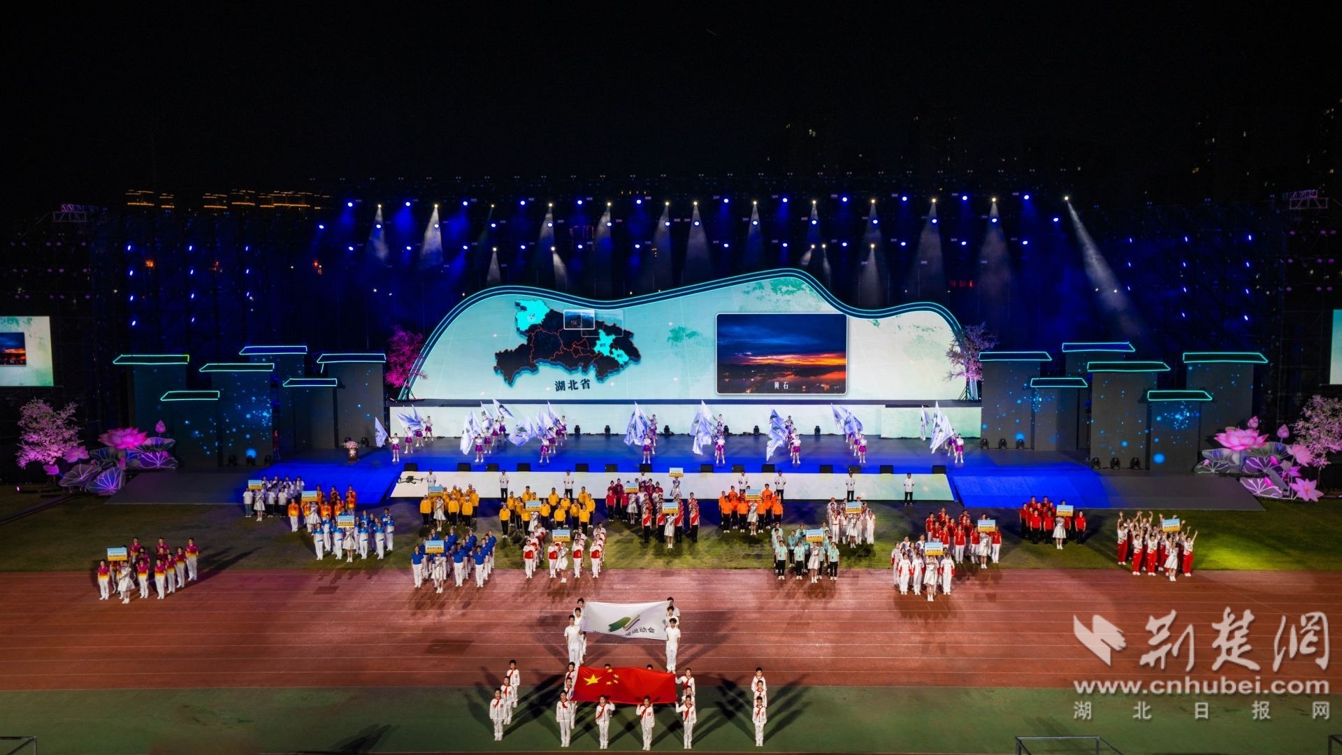 迎中华人民共和国国旗、湖北省农民运动会会旗入场。宋劲松 摄.jpg.jpg