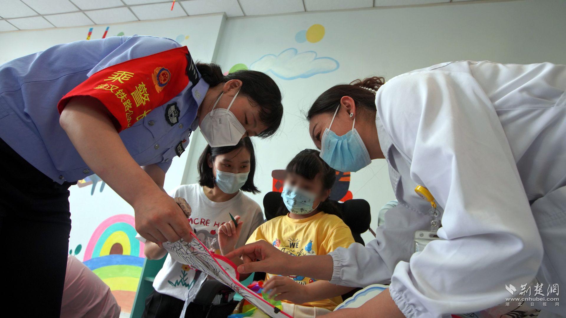 2023年5月30日，武漢鐵路公安處青年民警陪同兒童醫院的孩子一起為風箏涂抹顏色.JPG.JPG