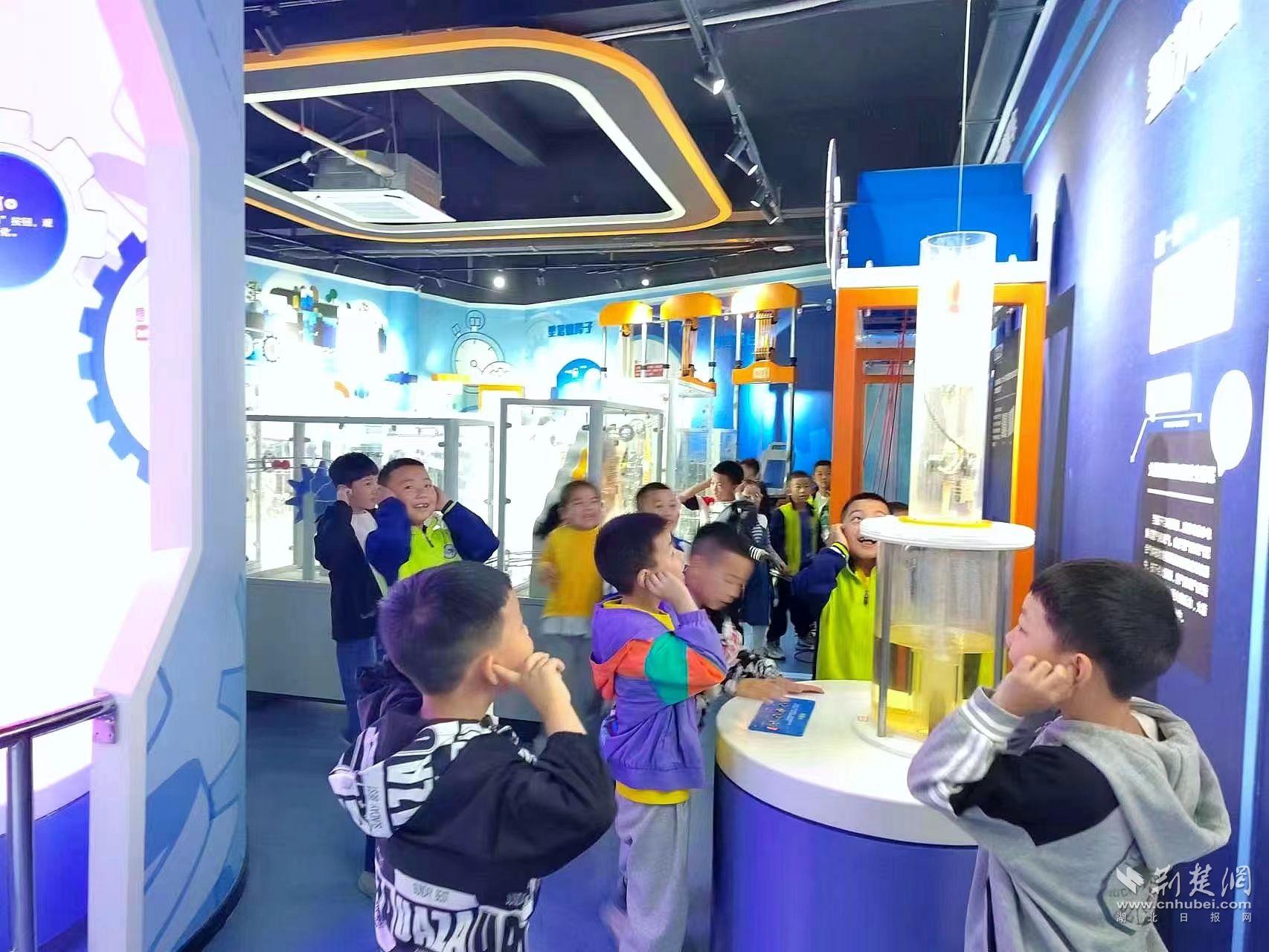 孩子们在县科技馆体验氢火箭实验活动.jpg.jpg