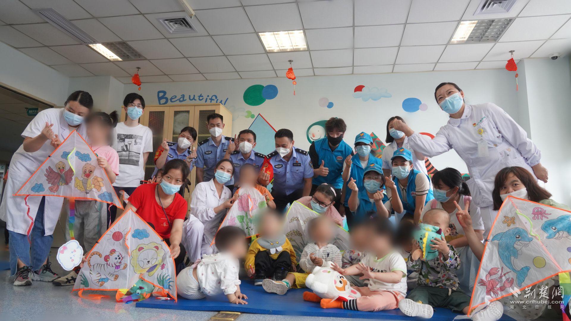 2023年5月30日，武漢鐵路公安處青年民警同參加此次活動的醫護人員、小朋友合影留念.JPG.JPG