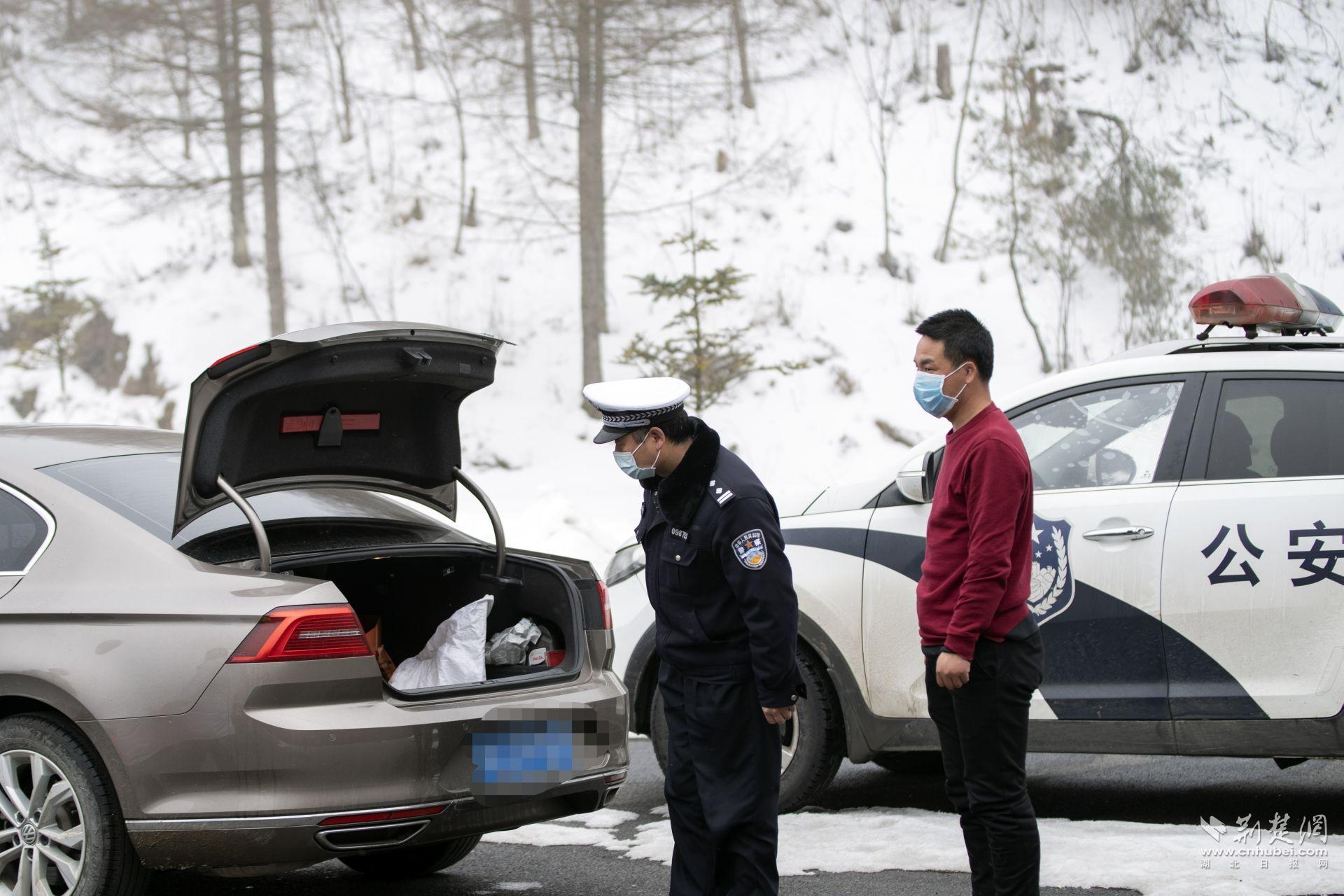 胡學(xué)軍在暴雪天檢查過往車輛是否攜帶防滑鏈條.jpg.jpg