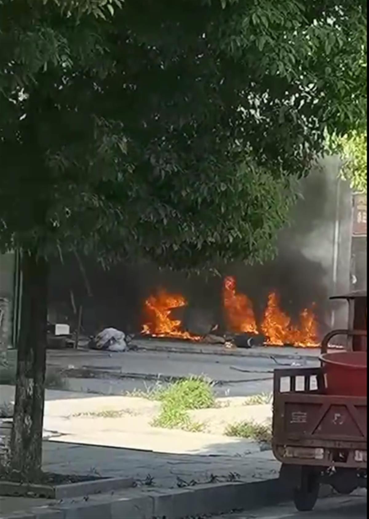 衡开云体育 开云平台阳一面包车起火致车上液化气罐燃爆官方：司机轻微烫伤无其他人员伤亡