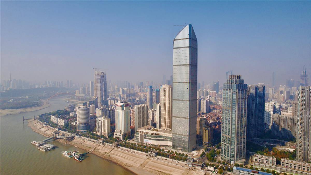 武汉长江航运中心超高层完工在即