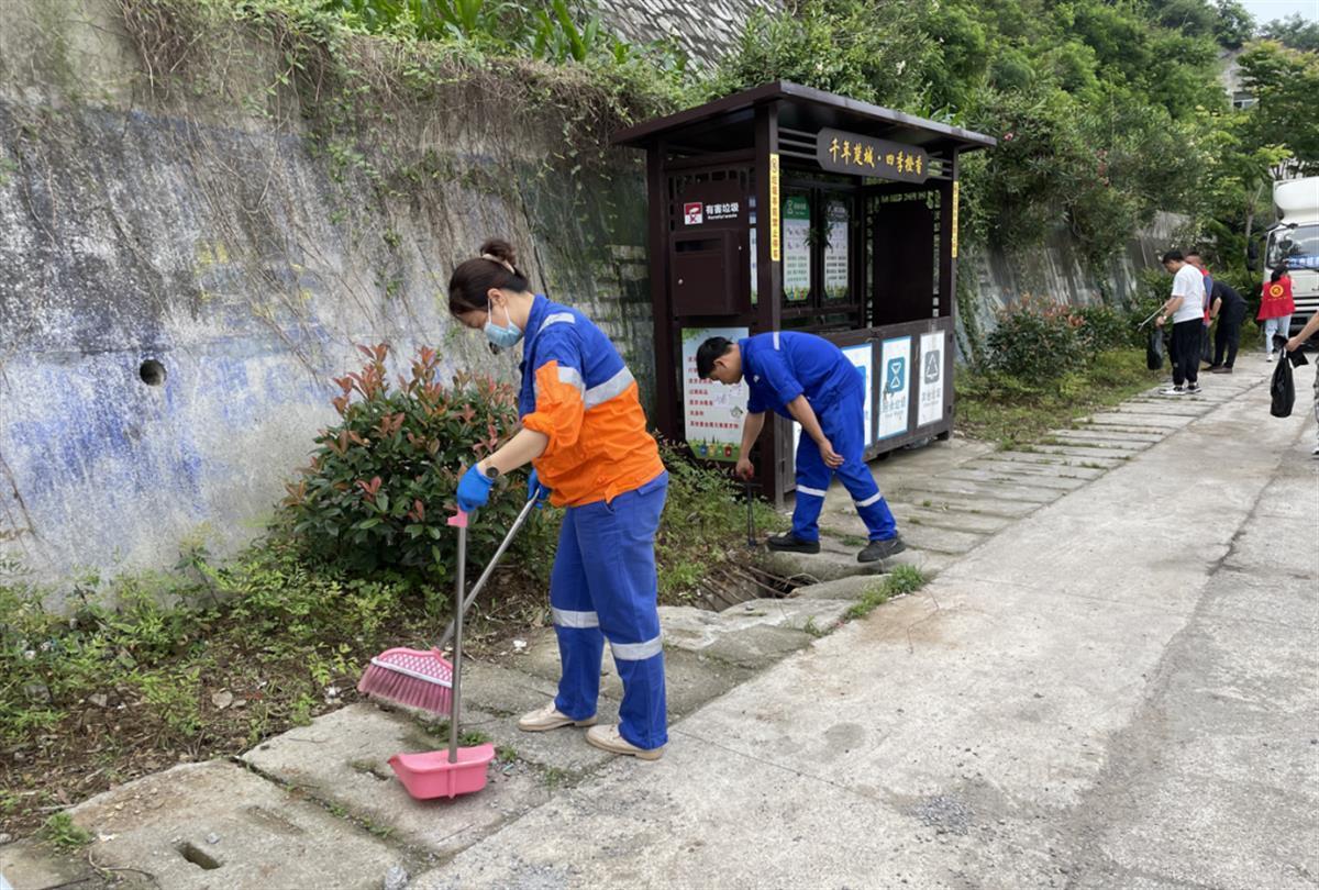 博鱼·综合体育(中国)官方网站入口走上街头清理垃圾生动讲解垃圾分类世界环境日华新(图1)