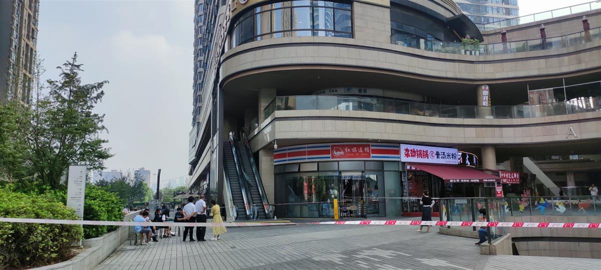 成都Kaiyun 开云一商铺凌晨突发煤气罐爆炸玻璃碎渣散落一地应急局：无伤亡