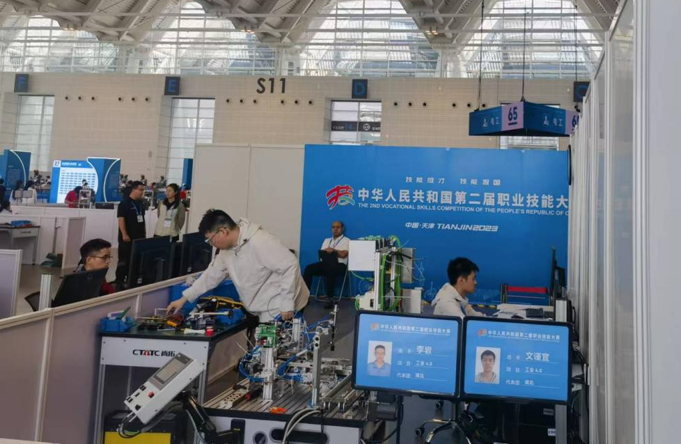 宜昌市工业4.0参赛选手文谨宜、李岩正在进行竞赛.png.png